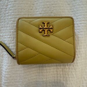 TORY BURCH BI-FOLD WALLET Yellow Gold KIRA CHEVRON